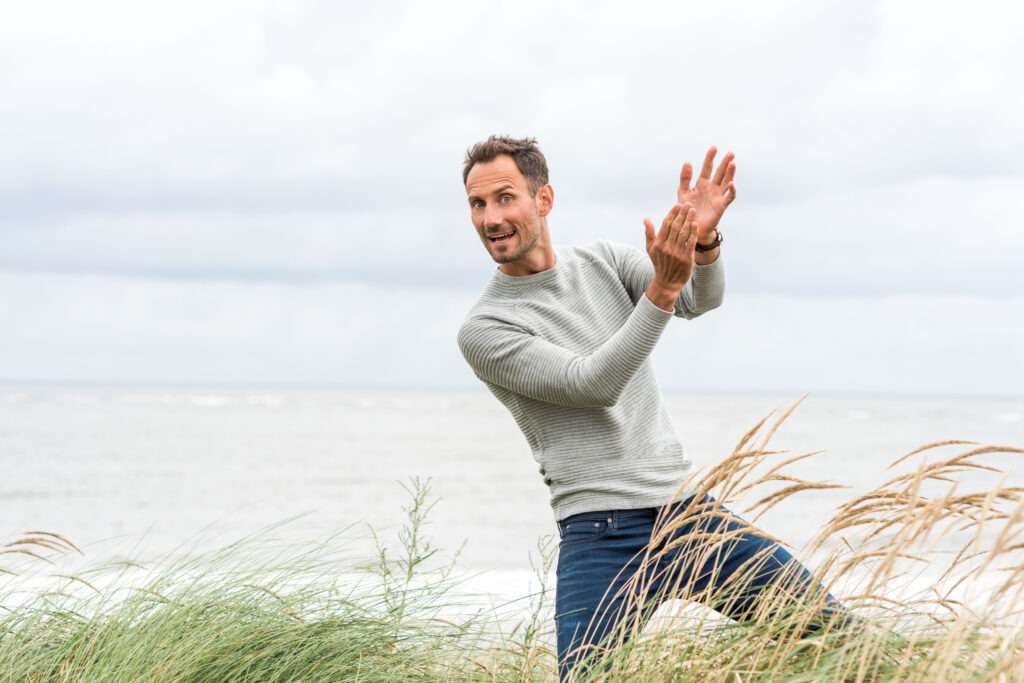 Fero Andersen ist Moderator und Reporter aus Norddeutschland.