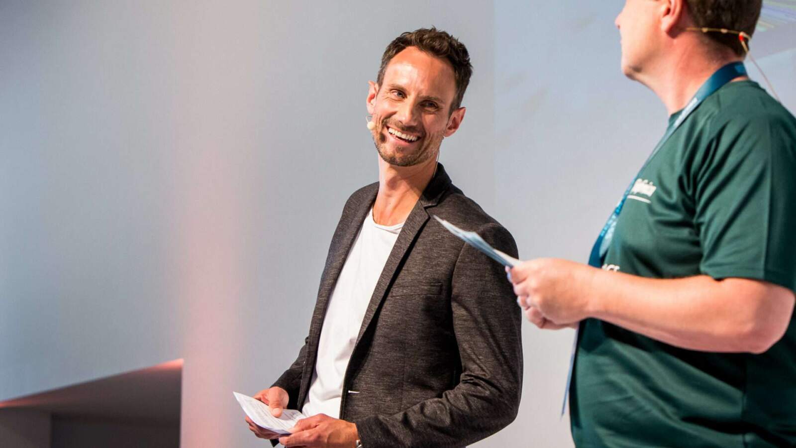 Moderator Fero Andersen auf der Bühne des Events zum Thema Gesundheit