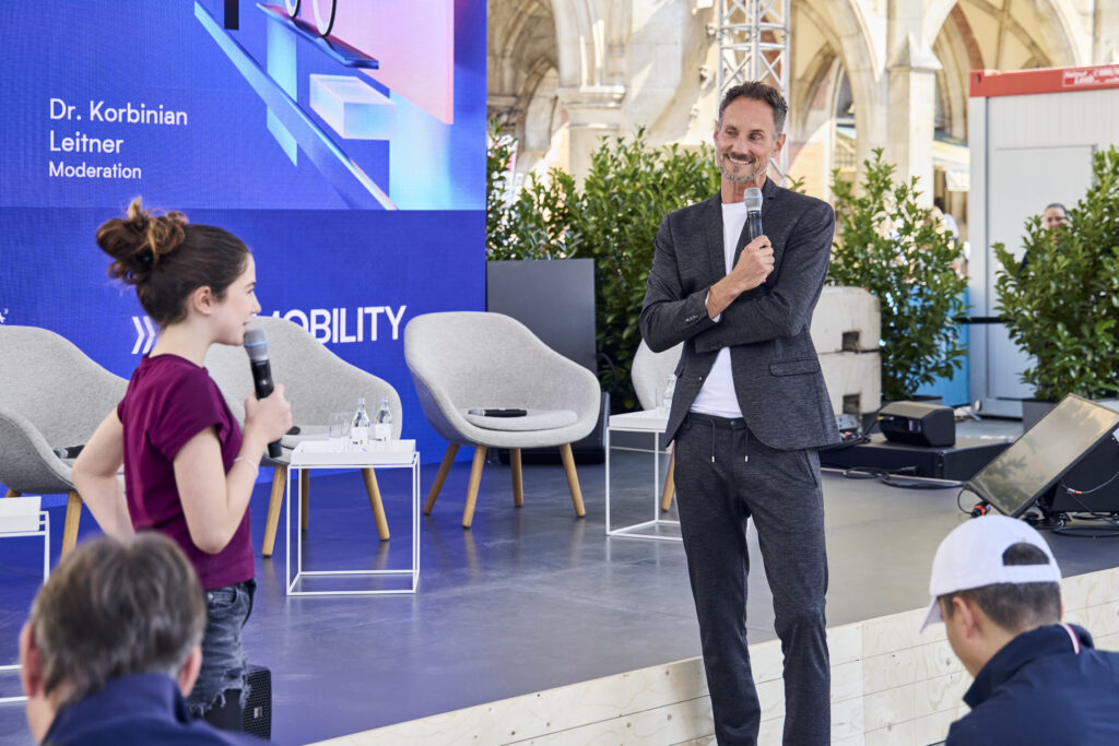 Kinder motiviert Fero Andersen durch seine Empathie. Dadurch können Kinder auch auf großer Bühne frei sprechen und verlieren die Scheu vor der großen Bühne.